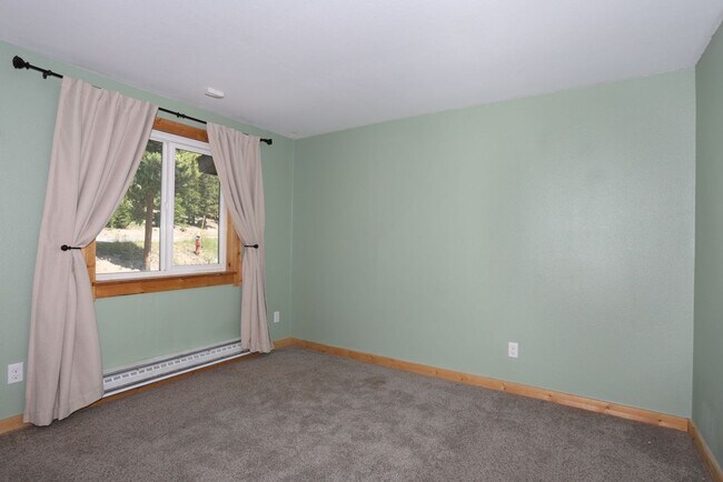 Building Photo - Amazing views! On bus route! 1 Year Lease!