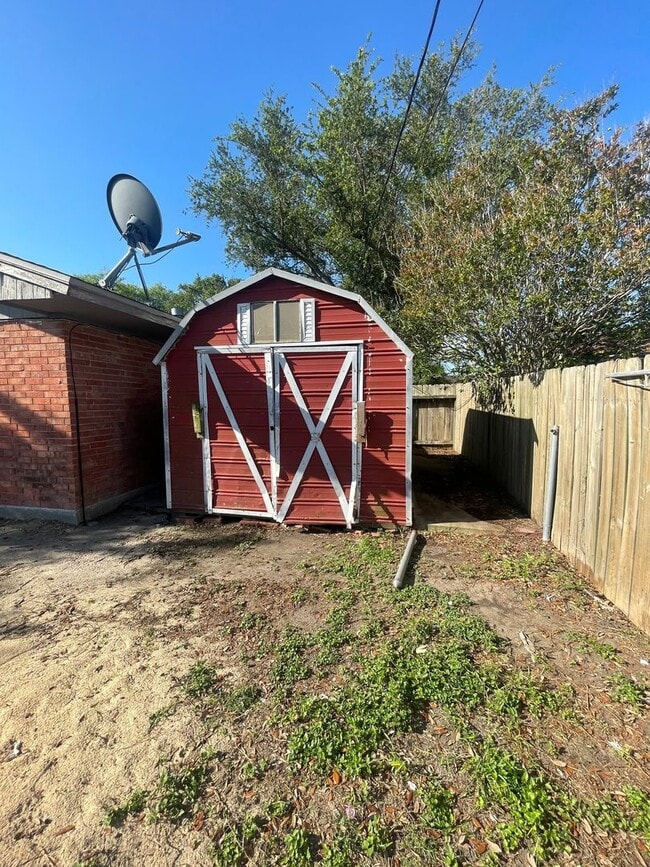 Building Photo - Spacious Northwest Single-Family Home for Rent