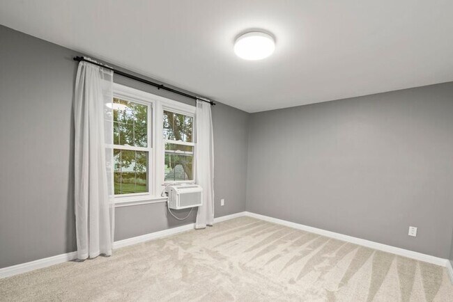 Building Photo - 304 E Schreyer Pl