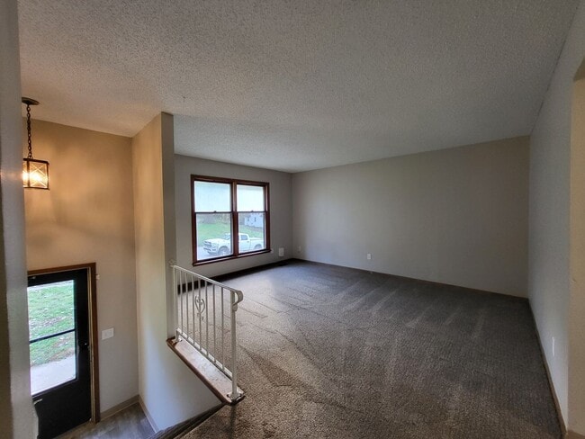 Building Photo - Spacious 4 bedroom home!