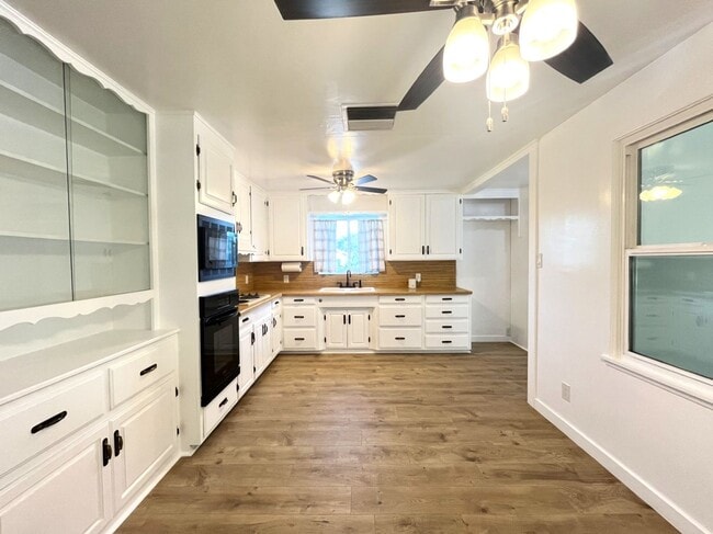 Building Photo - 3 bed, 2 bath located in Riverside!