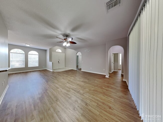 Building Photo - 36831 Queen Bee Ln