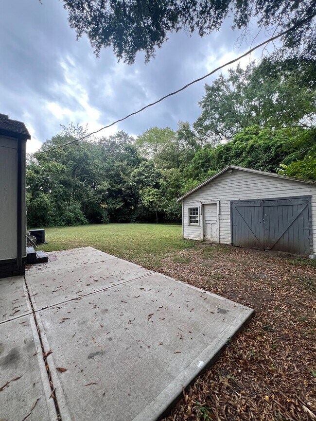 Building Photo - Beautifully Renovated 2BR Home with Modern...