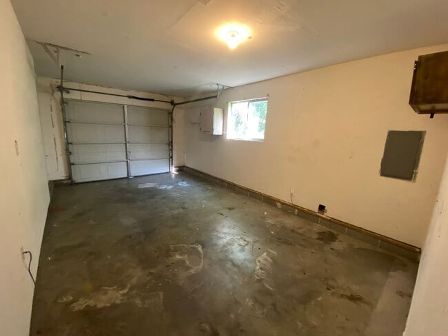 Building Photo - Spacious 3 Bedroom 1.5 Bath Duplex