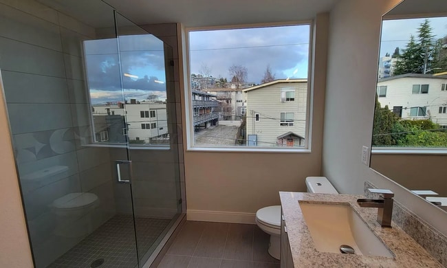 Building Photo - Newer end unit 2 bed 2 bath townhome w/ amazing views