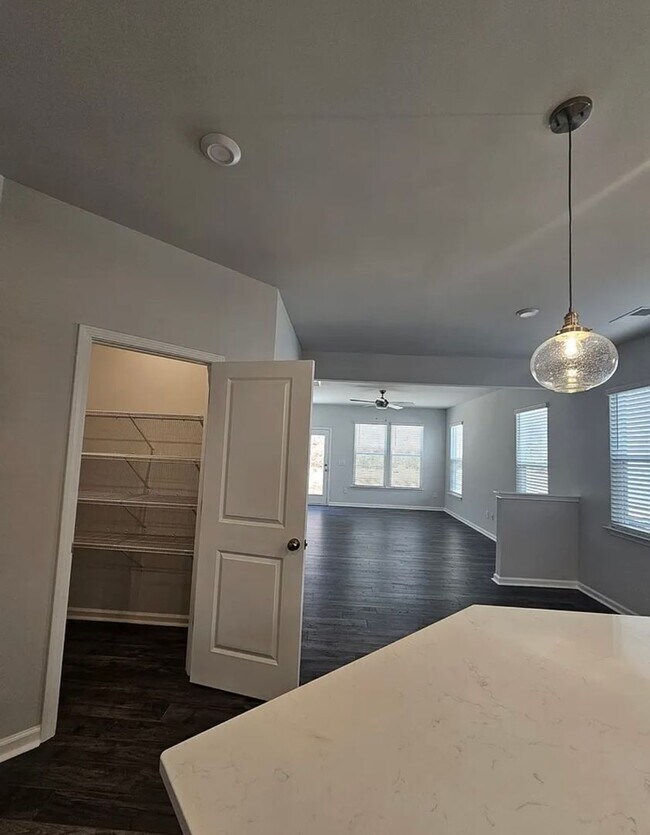 Building Photo - Very Spacious Townhome Available For Move In March 2026