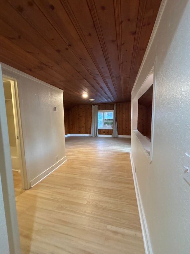 Building Photo - Central Roseville - 1 Bed, 1 Bath - New Flooring & Paint - Large Deck great for Entertaining! No ...