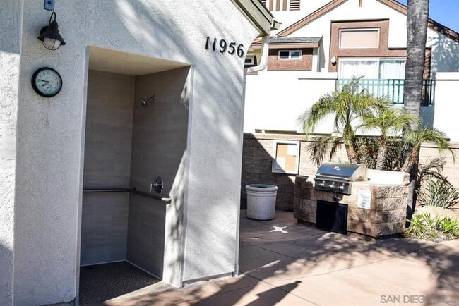 Building Photo - 2 Bedroom 2 Bath Condo with attached garage!