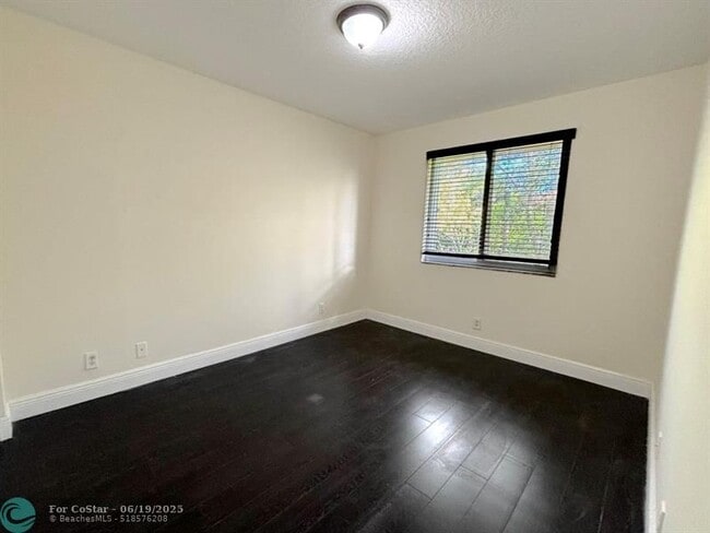 Building Photo - 3118 Coral Ridge Dr