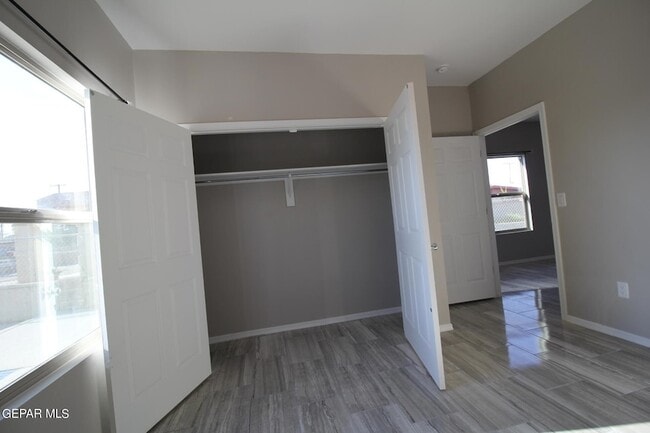 Building Photo - 517 Val Verde St