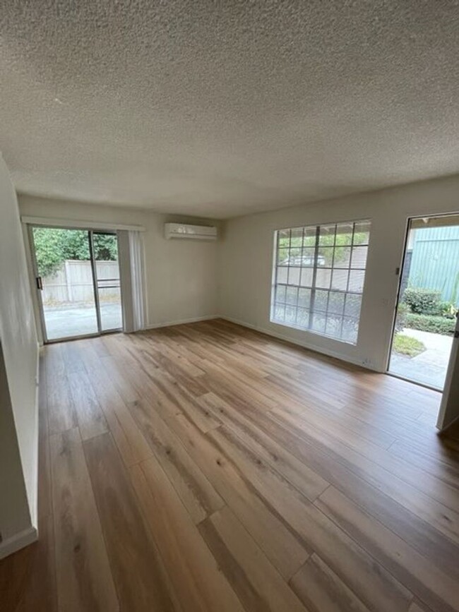 Building Photo - 4BD 2BA Townhouse located in Mira Mesa