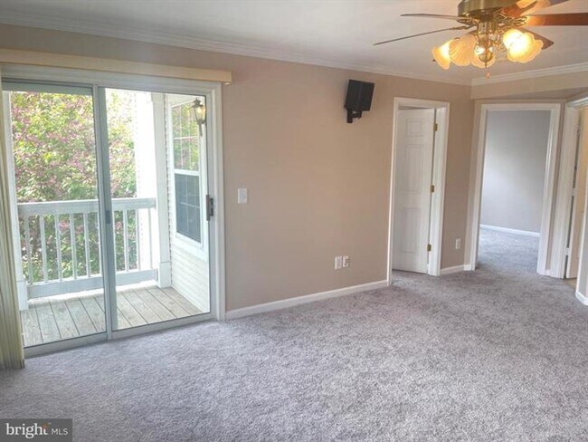 Building Photo - Amazing corner 3 bedroom/ 2 full bathroom