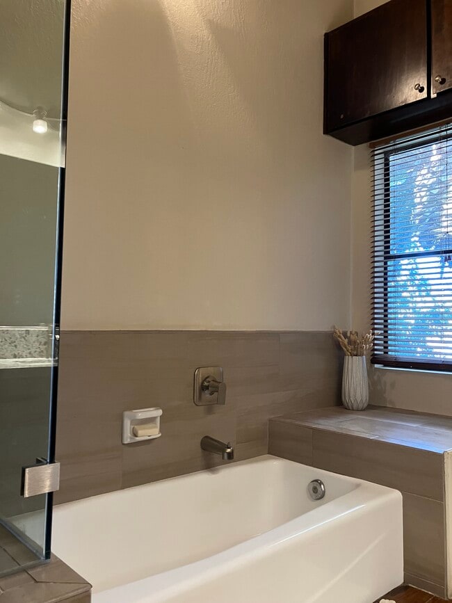 Building Photo - 1032 Leff St