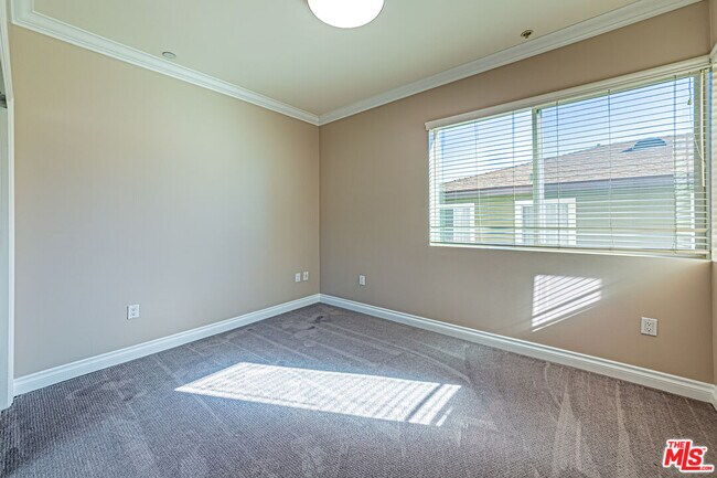 Building Photo - 3061 W 12th Pl