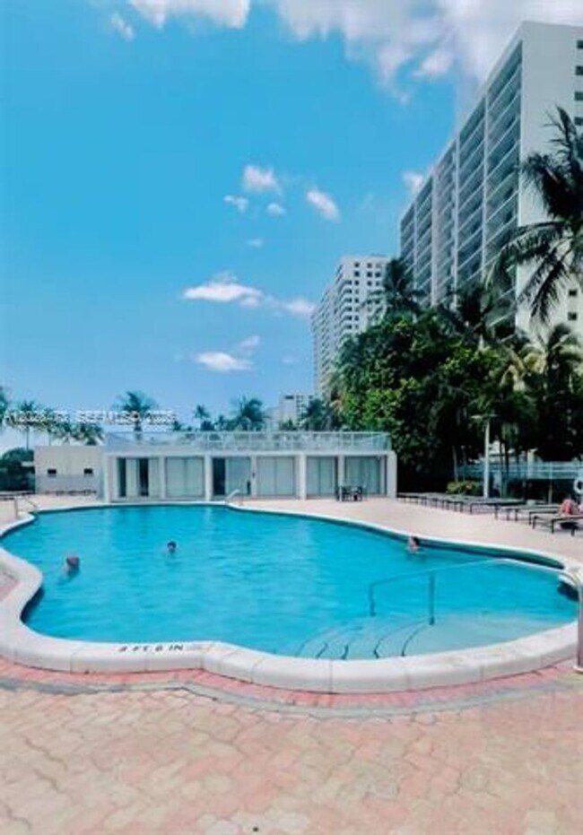 Building Photo - 2655 Collins Ave