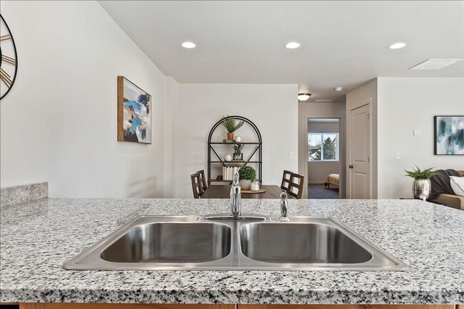 Building Photo - 3 Bedroom, 2 Bath Home w/2 Car Garage in D...