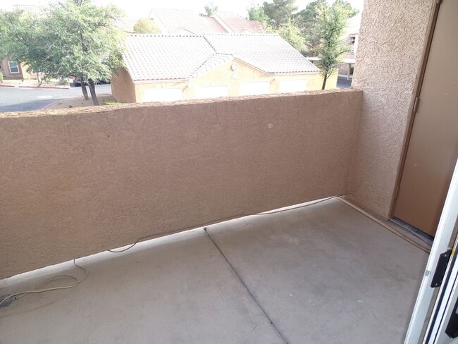 Building Photo - Well Cared For 1 Bed, 1 Bath 2nd Floor West Side Condo