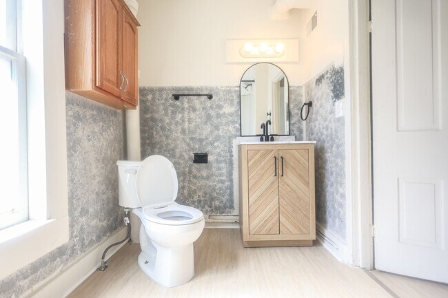 Building Photo - 3 bedroom 2 bathroom single family home | section 8 and EDEN welcomed