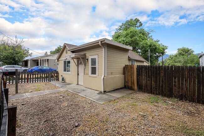 Building Photo - Single Family home, 2 Beds 1 Bath close to...