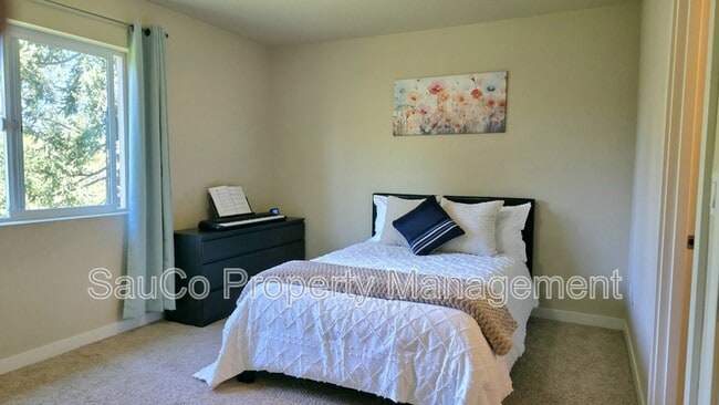 Building Photo - 525 SW 197th Pl