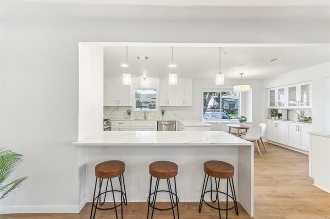 Building Photo - 8014 Meadowcroft Dr