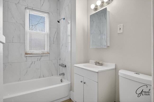 Building Photo - $1300 4 bedrooms