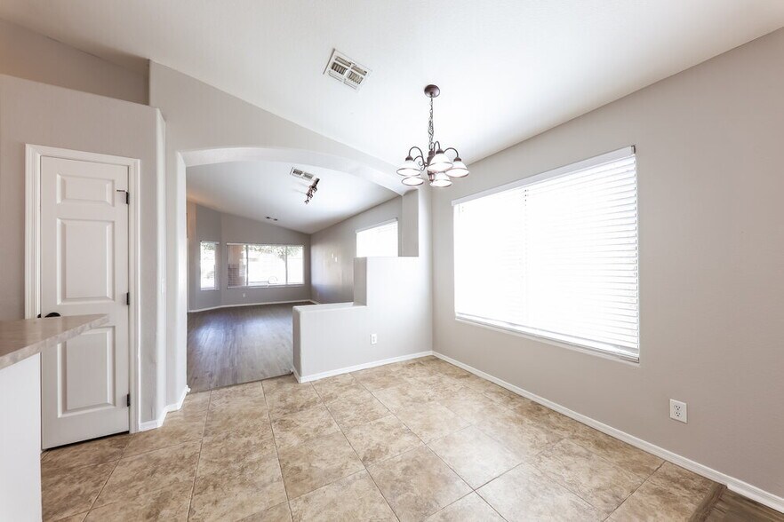 Building Photo - 8019 W Alex Ave