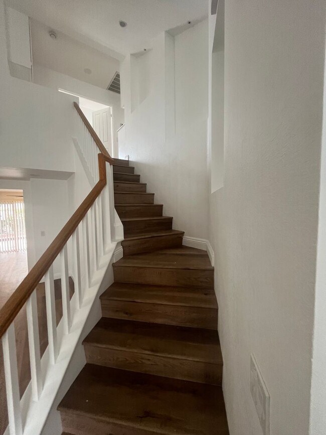 Building Photo - 1833 Mirador Dr