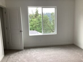 Building Photo - 4-Bedroom 3-Bathroom Townhouse style home