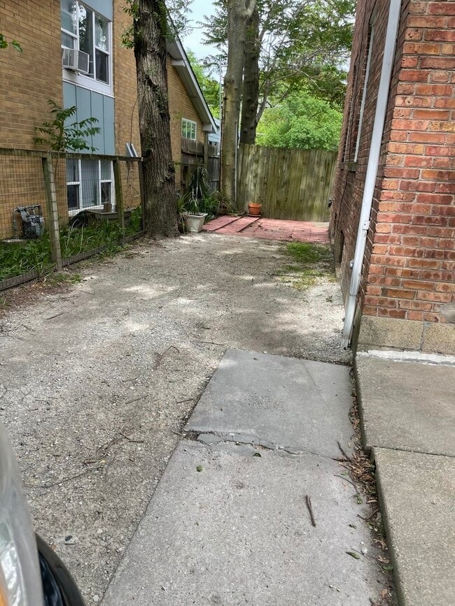 Building Photo - 623 Waukegan Rd