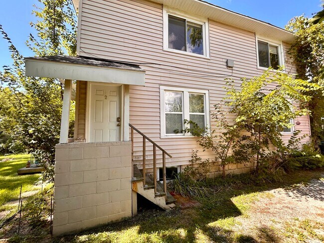 Building Photo - 1063 Ireland Ave
