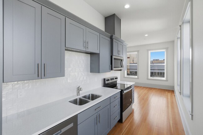 Building Photo - MOVE IN SPECIAL - NEWLY RENOVATED DOWNTOWN SALEM ONE BEDROOM