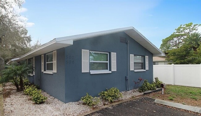 Primary Photo - 302 Colonia Ln