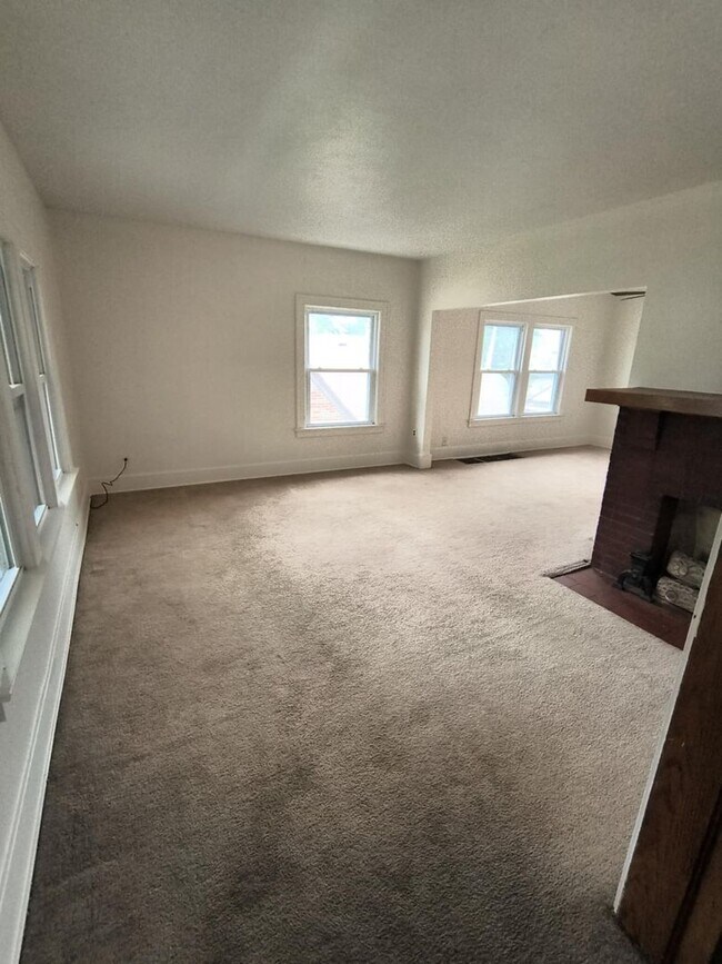 Building Photo - 1415 Kenyon Dr