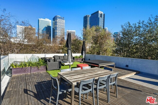 Building Photo - 1849 Fox Hills Dr