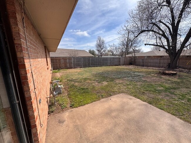 Building Photo - Huge fenced yard, charming 3-bedroom Norman home ready for move in!