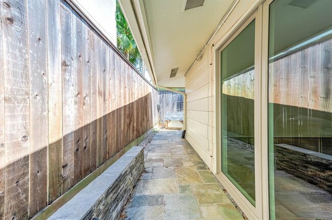 Building Photo - 6825 Bellgreen Dr