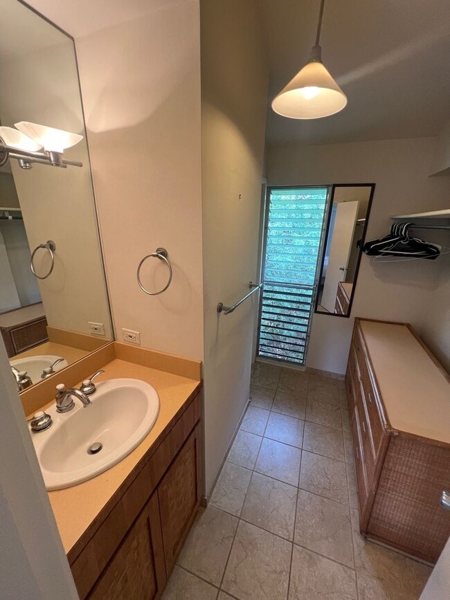 Building Photo - 1 Bed/2 Bath Condo in downtown Kona (furnished)