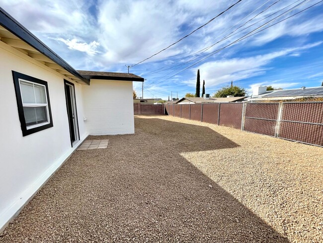 Building Photo - Beautifully Remodeled Large 3 Bedroom 2 Ba...