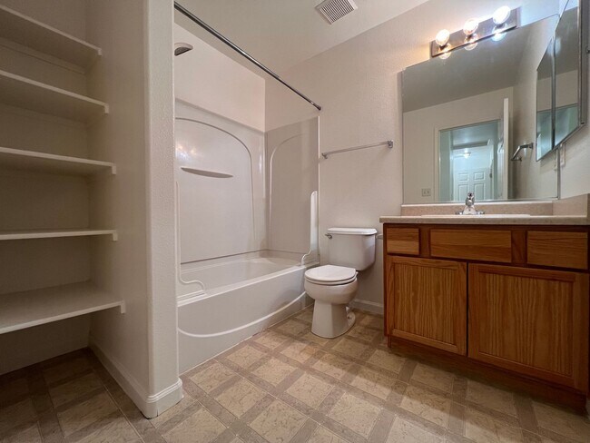 Building Photo - 665 Starlite Dr