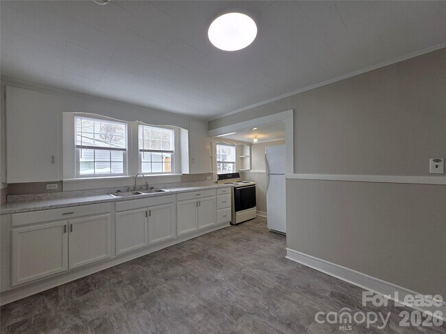 Building Photo - 42 N Cedar St