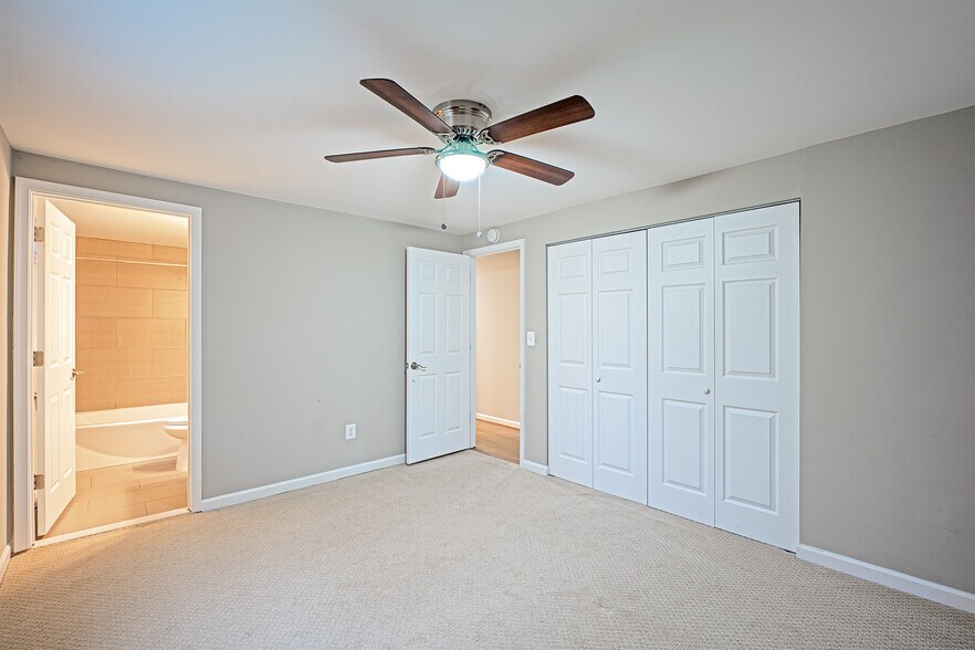 Building Photo - 9705 Locust Hill Dr