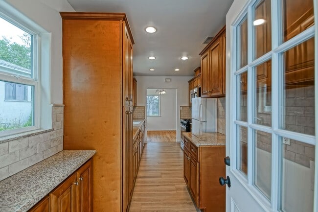 Building Photo - Bright & Charming, Single Story 3BR2BA Home w/ Large Front Yard, Huge Fenced Rear Yard w/ Large D...