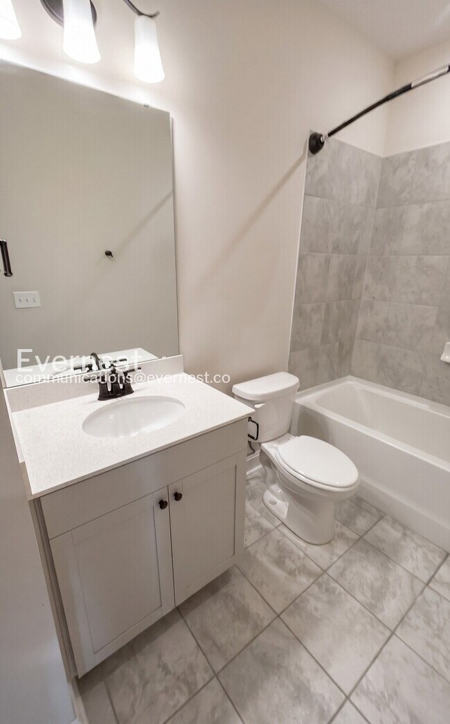 Building Photo - 5 Bed/3 Bath Home with Garage / Pet-Friendly / Available Now!