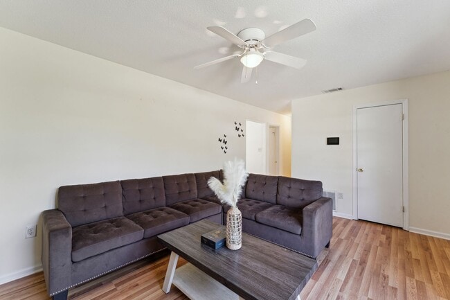 Building Photo - AVAILABLE NOW! (Pet Friendly)