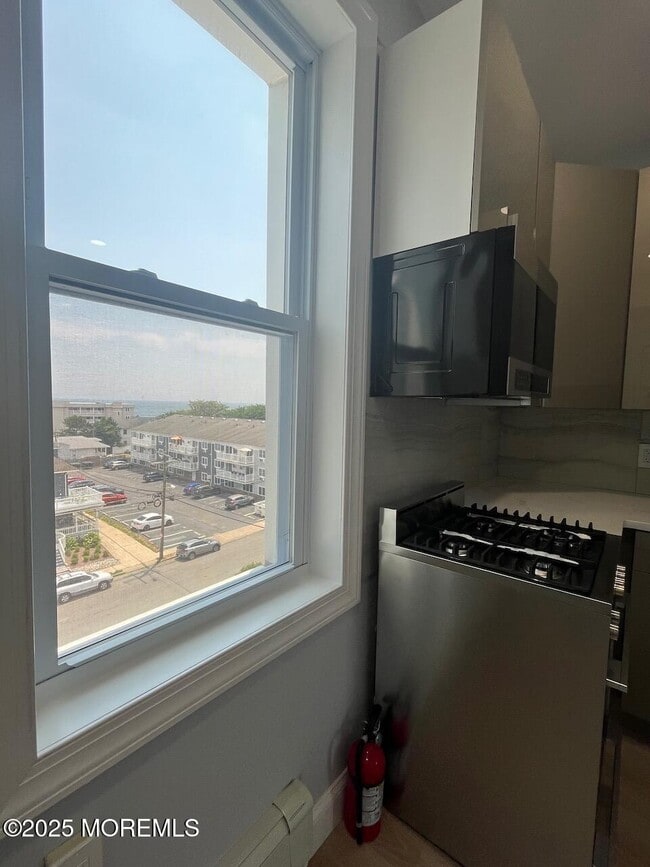 Building Photo - 201 Lareine Ave