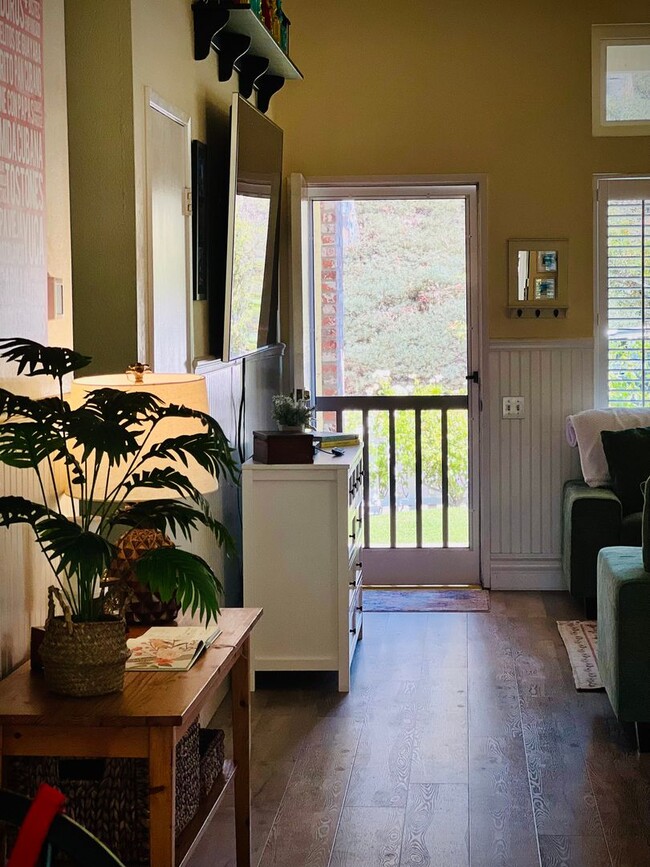 Building Photo - Beautiful 4 bedroom 2 bath House, adorable...