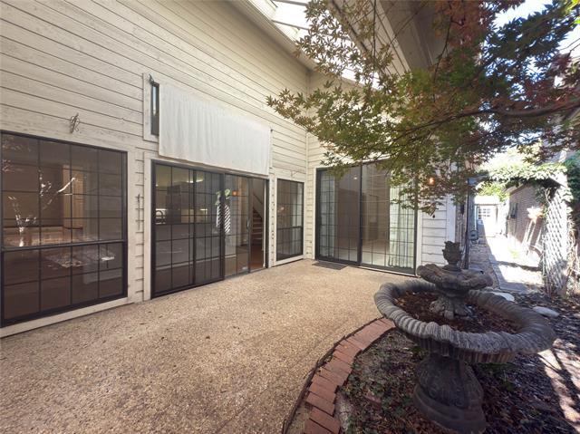 Building Photo - 5991 Lindenshire Ln