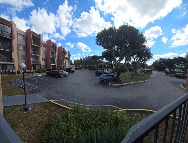 Building Photo - 13707 Kendale Lakes Cir