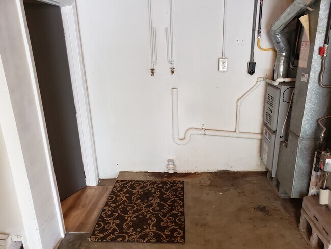 laundry hook ups - 411 W Linden Ave